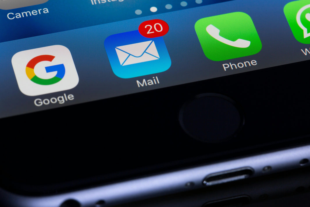 iphone mail app with notification icon