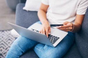 woman online shopping